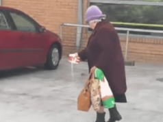 Seniorka przed marketem zrobiła coś nieoczekiwanego. Nagranie podbija internet