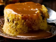 Biorę jajko, szklankę mleka i suche pączki. Po 20 minutach w piekarniku mam angielski deser