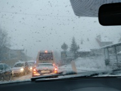 IMGW ostrzega przed intensywnymi opadami śniegu; GDDKiA apeluje o ostrożność na drogach