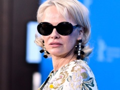 Pamela Anderson zjawiła się na Berlinale. Stylizacja aktorki idealnie podkreśla nogi