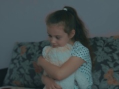 Niewinne żarty mogą mieć mroczne konsekwencje. Docinki, które niszczą poczucie wartości dziecka