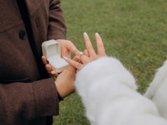 Pierścionek zaręczynowy droższy niż wakacje. Tyle Polacy płacą za symbol miłości