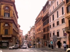 Ta jedna uliczka nie miała być atrakcją. Zamiast tego wciąga turystów w głąb miasta