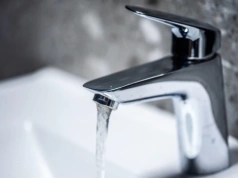 Awaria sieci wodociągowej na ul. Towarowej w Chojnicach. Przerwy w dostawie wody