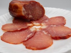 Babcia nacierała mięso solą, cukrem i wkładała do pończochy. Zapomniany przepis na wędlinę wraca do łask