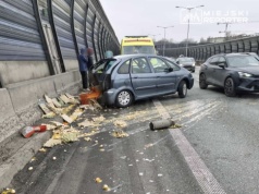 Nietypowa kolizja na trasie S8. Jezdnia spłynęła jajecznicą