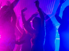 Najpierw wrzucali kobietom pigułki do drinków. Teraz przerzucili się na to. "Rodzaj bezwładu"