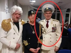 „Sztandar trzeba trzymać wysoko”. Senator Nowej Lewicy pozuje... w mundurze kapitana ZSRR