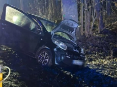 Lodowisko zamiast drogi. Zderzenie osobówki z busem między Mysłowem a Lipą, dwie osoby ranne