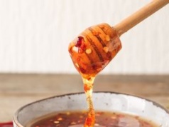 Wymieszaj tę przyprawę z miodem. Przy tym sosie sriracha mayo może się schować