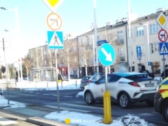 Taksówka stała na pasach. Ciałem kierowcy wstrząsały silne drgawki