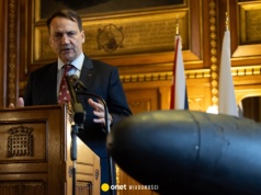 Radosław Sikorski wdał się w utarczkę słowną. Emocje w Monachium