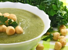 Zielona zupa krem Karoliny Stolarskiej-Bigos. Z domowym groszkiem ptysiowym - lepszym i tańszym od tego ze sklepu