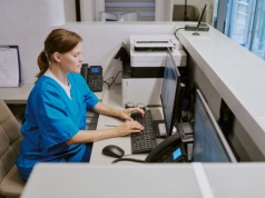 Tech bombing w pracy: cyfryzacja przyspiesza, ale rozprasza jak nigdy wcześniej