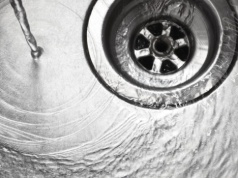 Raz w miesiącu gotuję i daję do zlewu. Nie mam problemu z zatkanymi rurami