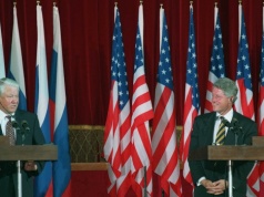 Amerykański historyk: Jelcyn chciał do NATO, Putin planował rewanż