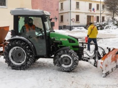 Śnieg znów zawitał do Rzeszowa. Maszyny na ulicach, można też pomóc na stadionie