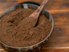 To dobry zamiennik kakao. Ma słodki smak i pomaga obniżyć poziom "złego" cholesterolu