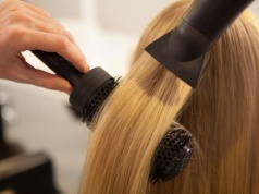 Koniec z lodowatą platyną. Fawn blonde to najmodniejszy kolor włosów 2026