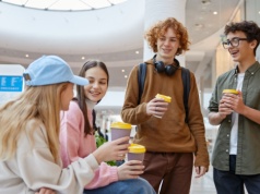 Nastolatki w kulturze konsumpcji: "jesteś tym, co masz". Psycholog ostrzega przed skutkami materializmu