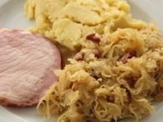 Kapusta zasmażana jak u babci. Idealnie gęsta i pachnie tak, że zbiegają się wszyscy sąsiedzi