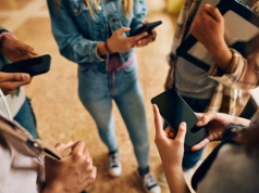 Cyfrowy post i koniec kultu harówki. Młodzi ludzie redefiniują pracę