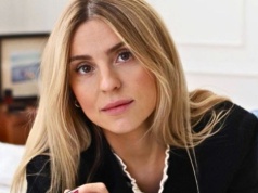 Zapomnij o satynowej spódnicy. "Balloon skirt" Kasi Tusk optycznie wydłuża nogi