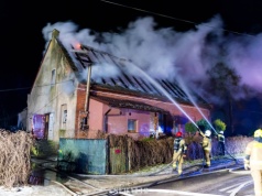 Pożar domu w Brzostowie. Rodzina straciła dach nad głową