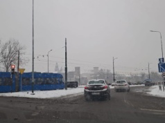 Powrót zimy. Utrudnienia na liniach aglomeracyjnych, ale sytuacja w Krakowie powoli wraca do normy