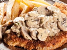 Układam na kotletach schabowych i podaję z ziemniaczkami. Rodzina aż piszczy z zachwytu