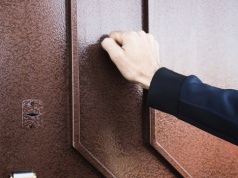 Pukają do domów Polaków. Masz ten rachunek? Unikniesz mandatu