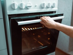Mała zmiana, a może dać realne oszczędności. Chodzi o nagrzewanie piekarnika