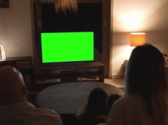 Maraton seriali nie jest niewinną rozrywką. Mówi o twojej samotności