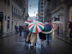 Pogoda szaleje we Włoszech, a ambasada ostrzega Polaków. Fale do 9 metrów, ulewne deszcze i powodzie