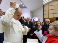 Niezapomniana audiencja. Ministrant z Polski wymienił piuskę z papieżem