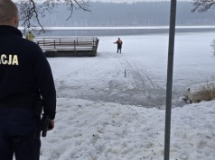 Chciał ratować psa, wszedł na zamarzniętą taflę jeziora. Nagle lód się załamał