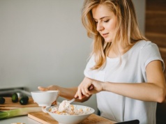 Ta prosta sałatka znika ze stołu w kilka chwil. Cała rodzina ją uwielbia
