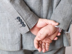 Często chodzimy z tak splecionymi rękami. Ta postawa to ważny sygnał