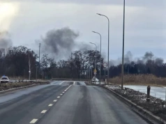 Gęsty dym nad legnicką Strefą - palą się opony przy ulicy Gniewomierskiej