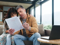 Chciał łączyć etat z ryczałtem i rozliczać się z żoną. Fiskus postawił sprawę jasno