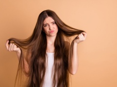 Twoje włosy bardzo szybko się przetłuszczają? Być może popełniasz ten błąd