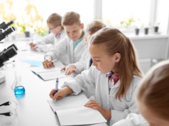 Jak pokonać szkolny lęk przed chemią? Nowe metody edukacyjne