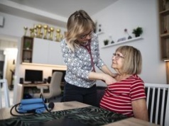 Domowa wizyta lekarska. Oto komu przysługuje