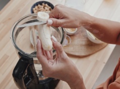 Trik z bananem każda mama powinna znać. Ratuje włosy w 30 minut