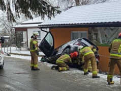 Samochód wpadł do rowu tuż przy budynku. Pięć osób w pojeździe