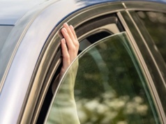 Zostawił uchyloną szybę. Dostał mandat za "prowokowanie kradzieży"