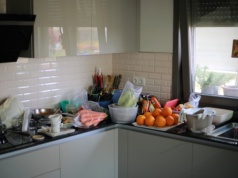 Usuń 5 rzeczy z kuchennego blatu, zanim pójdziesz spać. "Namnażają się w nocy"