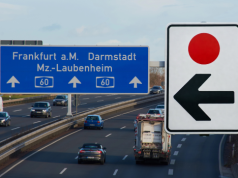 Czerwona kropka na znaku drogowym. Kierowcy przejeżdżają obok, a to klucz do uniknięcia korka