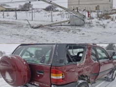 Stracił panowanie nad pojazdem. W Krzesimowie opel uderzył w słup