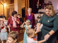 Przedszkolaki z Gródku: Niech żyje ba…bcia i dziadek!